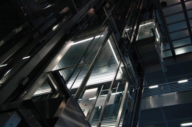 Iluminacion adecuada en elevadores